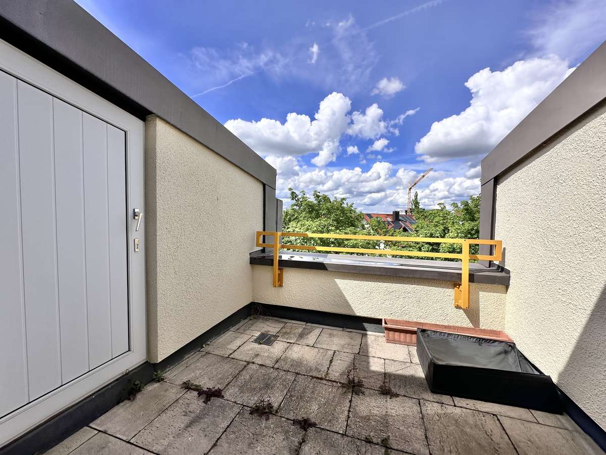 Dachterrasse vom SZ aus TRAUMHAFTE 3-Zi. Dachterrassenwohnung “AM Weiher” in USH