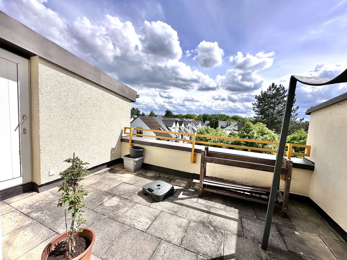 Dachterrasse vom Schlafzi. aus TRAUMHAFTE 3-Zi. Dachterrassenwohnung “AM Weiher” in USH