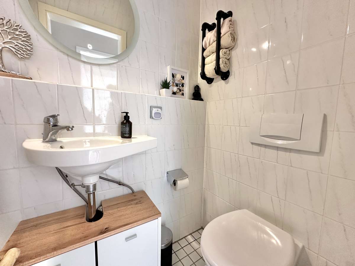 separates WC TRAUMHAFTE 3-Zi. Dachterrassenwohnung “AM Weiher” in USH
