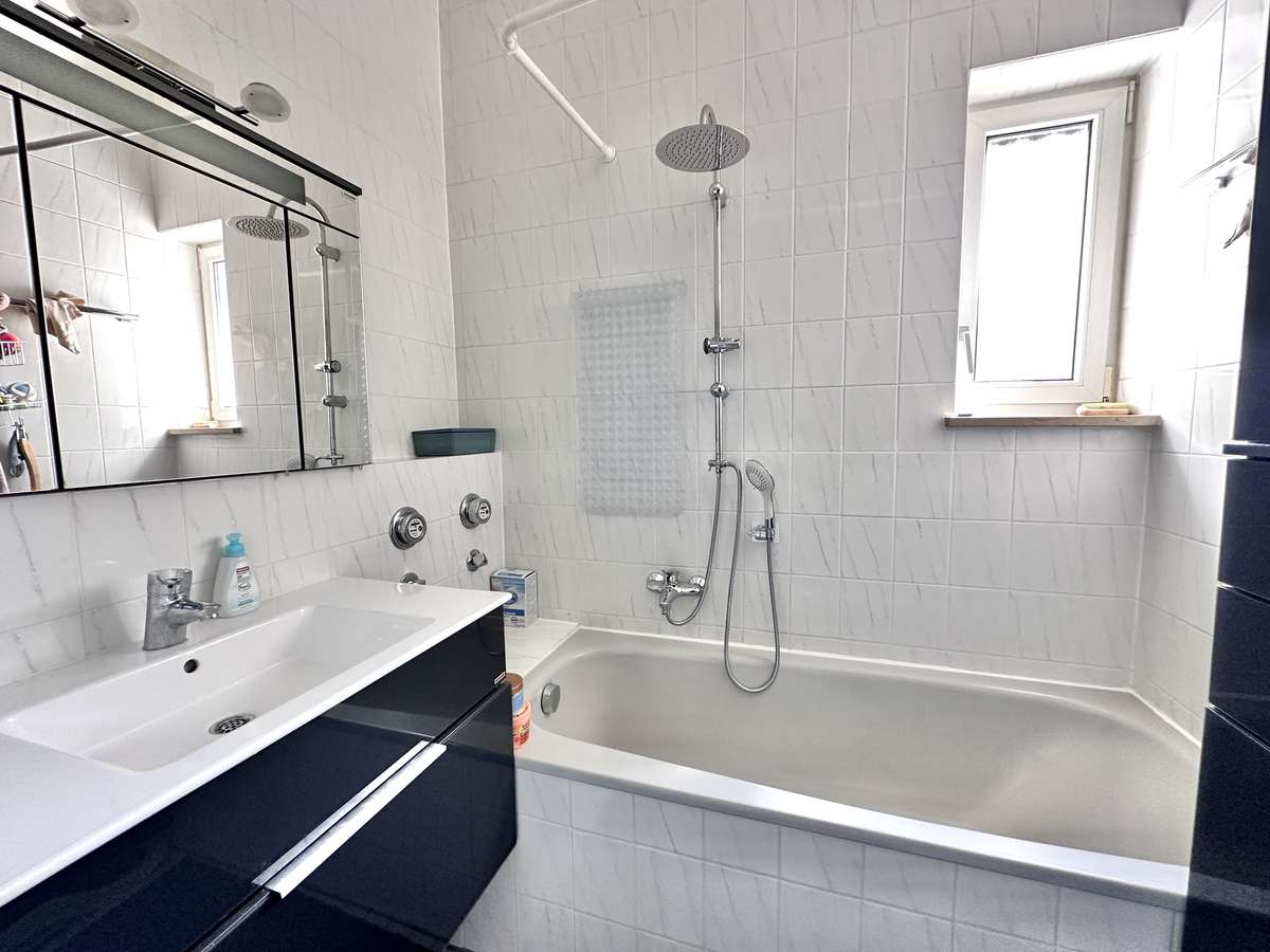Badezimmer TRAUMHAFTE 3-Zi. Dachterrassenwohnung “AM Weiher” in USH