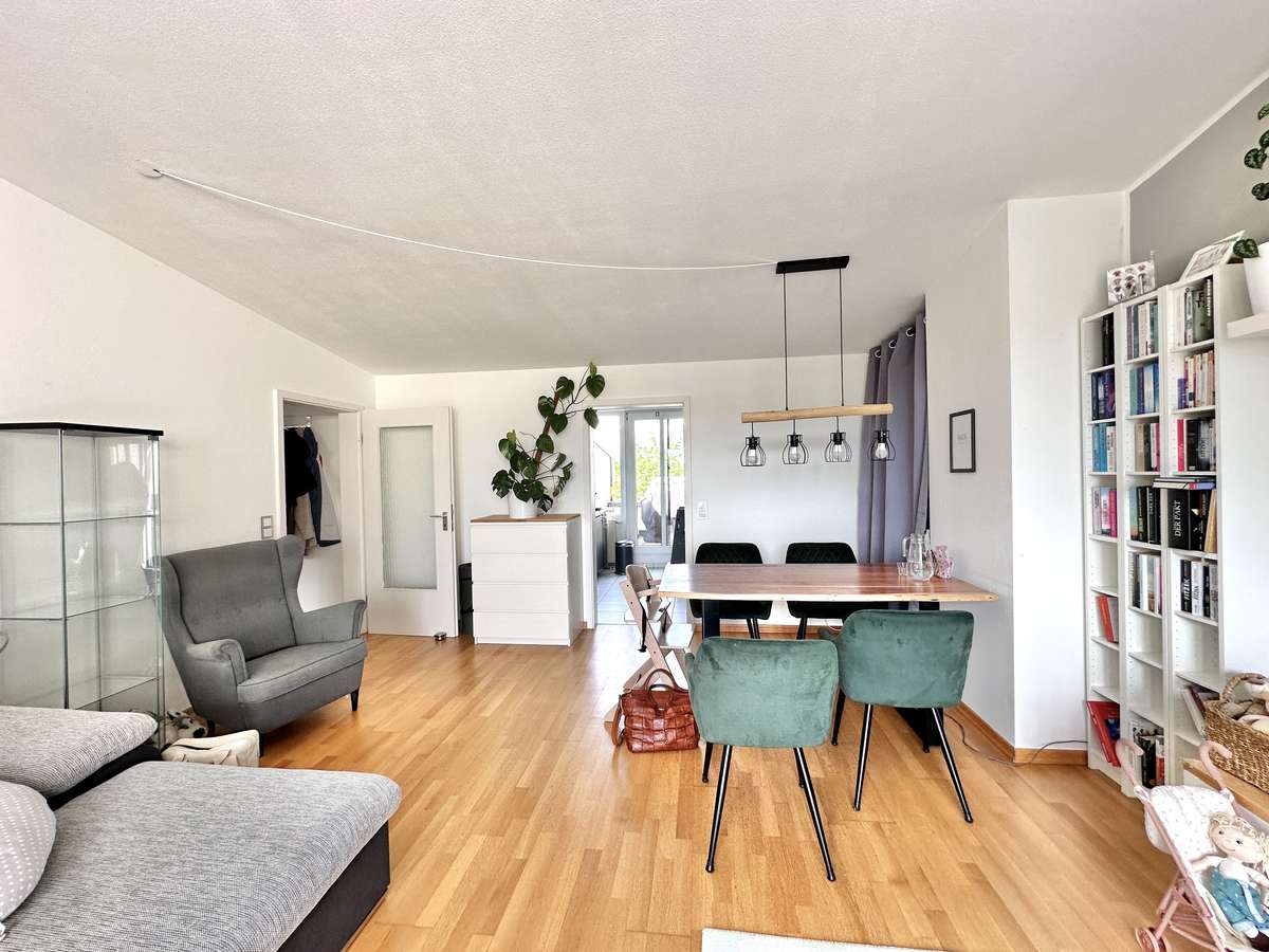 Wohnzimmer TRAUMHAFTE 3-Zi. Dachterrassenwohnung “AM Weiher” in USH