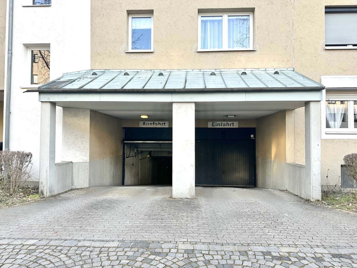 Tiefgaragenabfahrt “Ruhig & grün” 3-Zi. Whg. in parkähnlicher Anlage – mit großem Süd Balkon/Nh. S1
