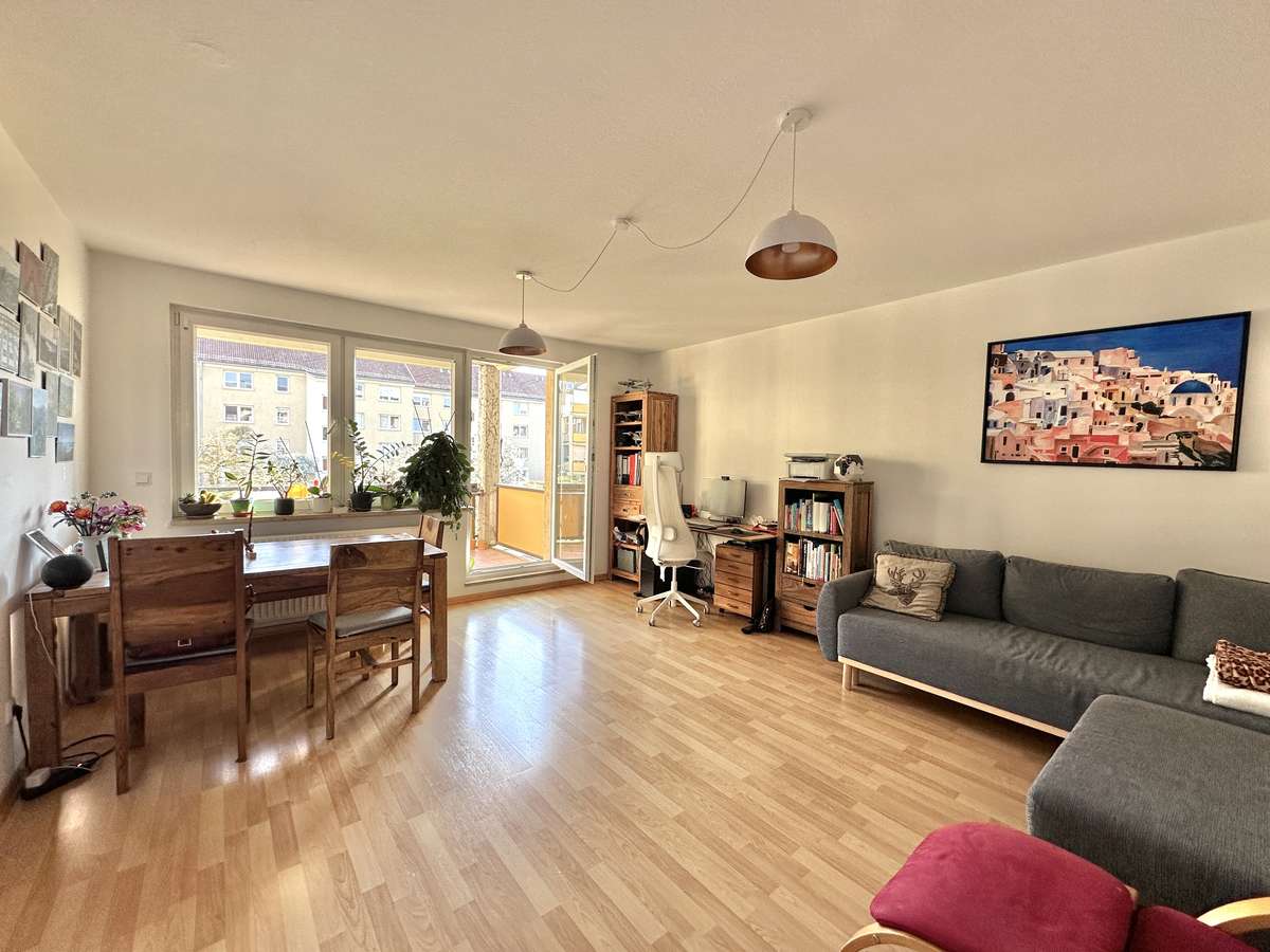 Wohnzimmer “Ruhig & grün” 3-Zi. Whg. in parkähnlicher Anlage – mit großem Süd Balkon/Nh. S1