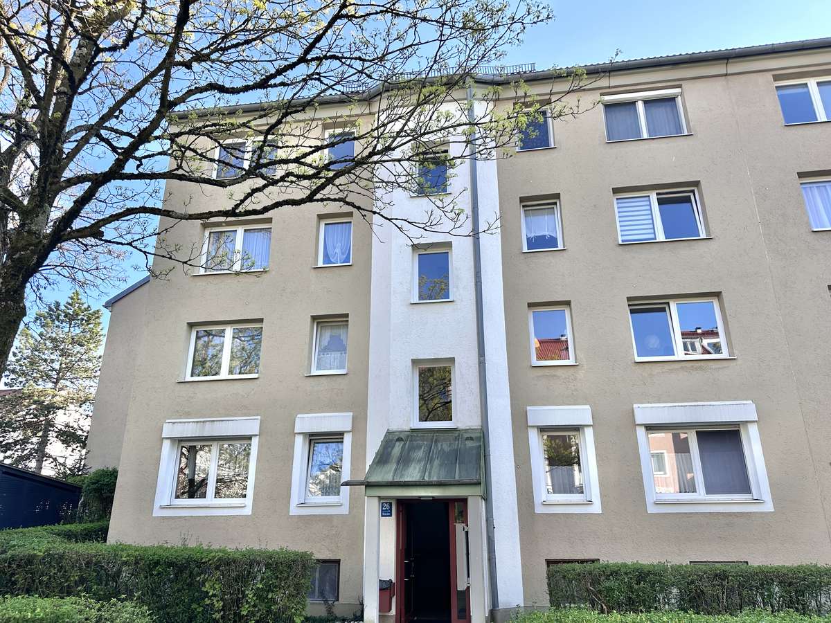 Hausansicht “Ruhig & grün” 3-Zi. Whg. in parkähnlicher Anlage – mit großem Süd Balkon/Nh. S1
