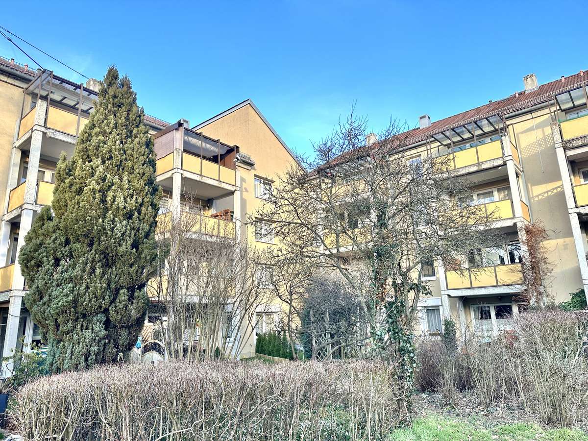 Hausansicht “Ruhig & grün” 3-Zi. Whg. in parkähnlicher Anlage – mit großem Süd Balkon/Nh. S1