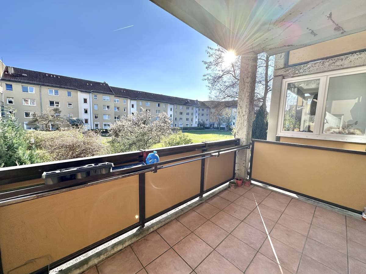 sonniger Südwest Balkon “Ruhig & grün” 3-Zi. Whg. in parkähnlicher Anlage – mit großem Süd Balkon/Nh. S1