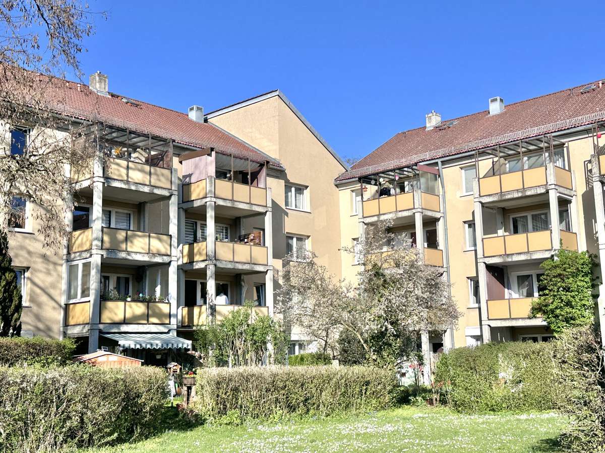 Hausansicht “Ruhig & grün” 3-Zi. Whg. in parkähnlicher Anlage – mit großem Süd Balkon/Nh. S1