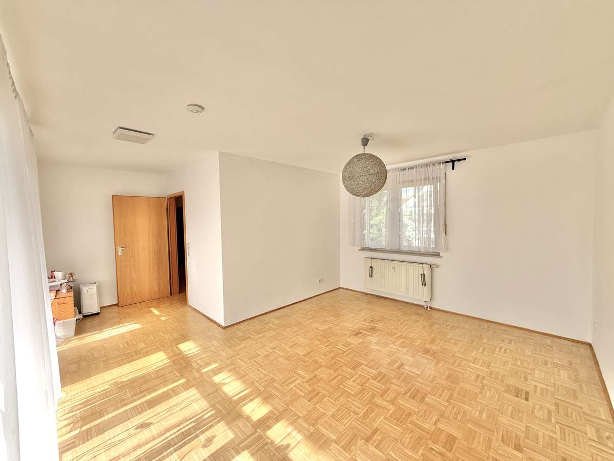 Wohnzimmer Sonnige 2-Zi.-Traum-Whg. mit gr. WEST Balkon & EBK in Erding