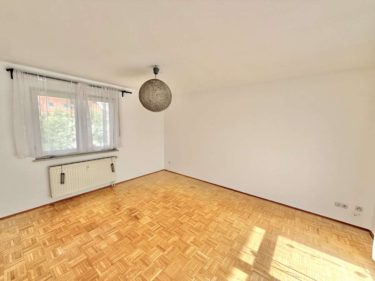 Wohnzimmer Sonnige 2-Zi.-Traum-Whg. mit gr. WEST Balkon & EBK in Erding