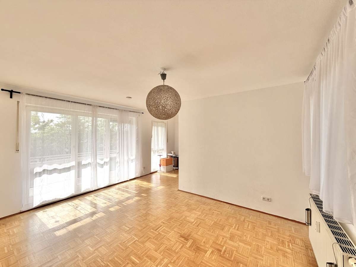 Wohnzimmer Sonnige 2-Zi.-Traum-Whg. mit gr. WEST Balkon & EBK in Erding