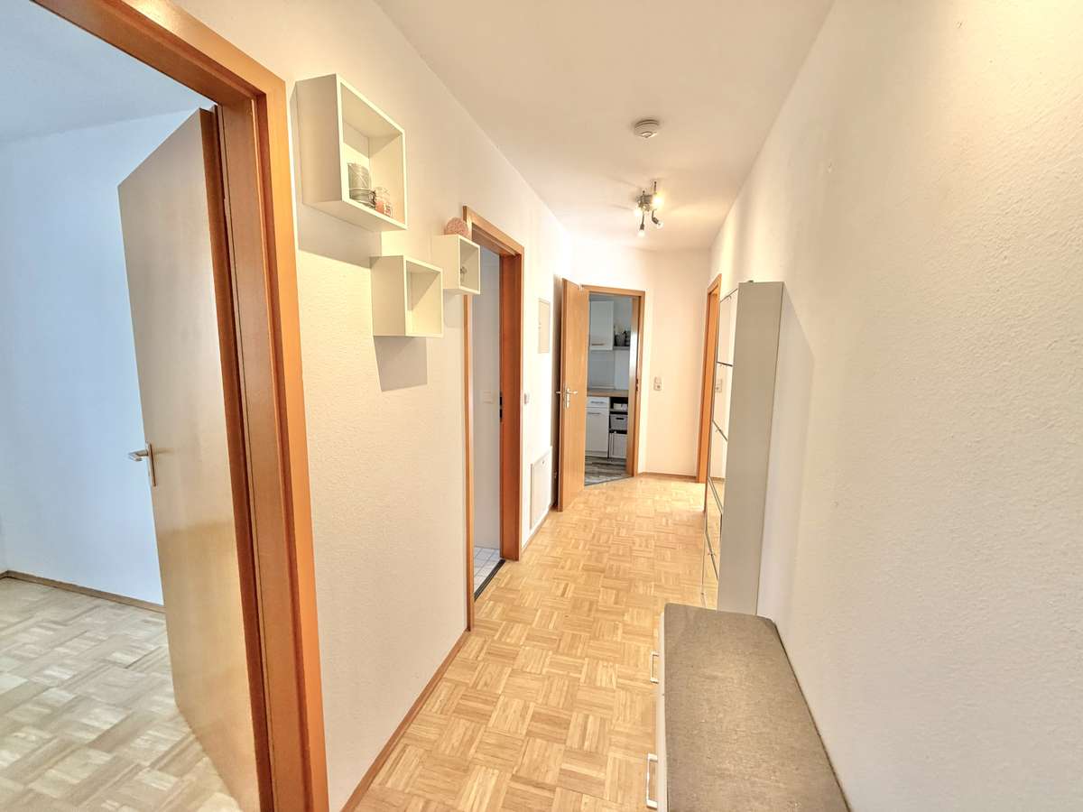 Flur Sonnige 2-Zi.-Traum-Whg. mit gr. WEST Balkon & EBK in Erding