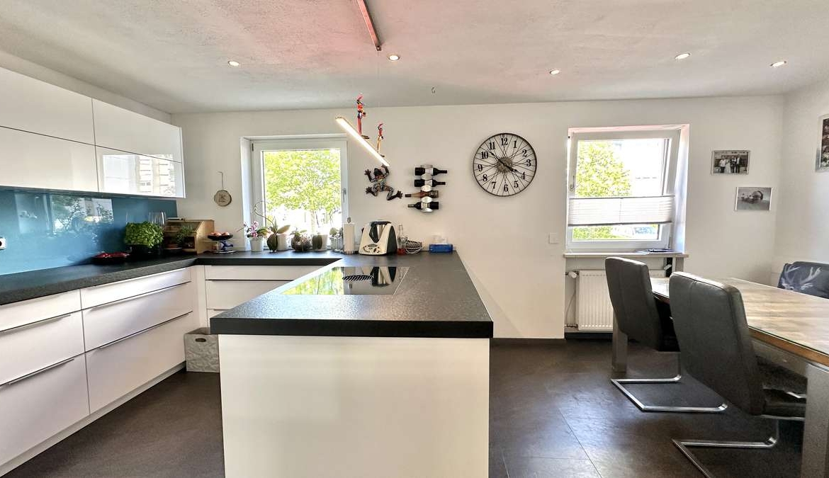 TOP renovierte DHH mit 6 Zi. + Hobbyraum, Südwestbalkon und Traumgarten in USH /Nh. S1