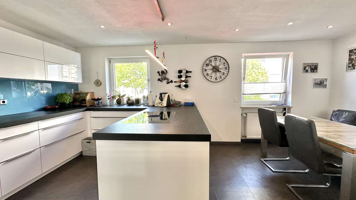 TOP renovierte DHH mit 6 Zi. + Hobbyraum, Südwestbalkon und Traumgarten in USH /Nh. S1