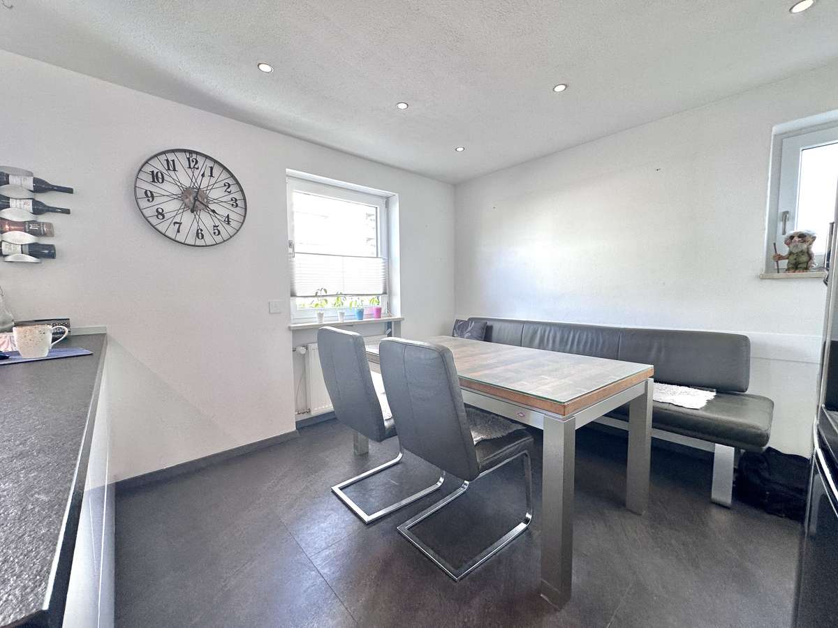 TOP renovierte DHH mit 6 Zi. + Hobbyraum, Südwestbalkon und Traumgarten in USH /Nh. S1