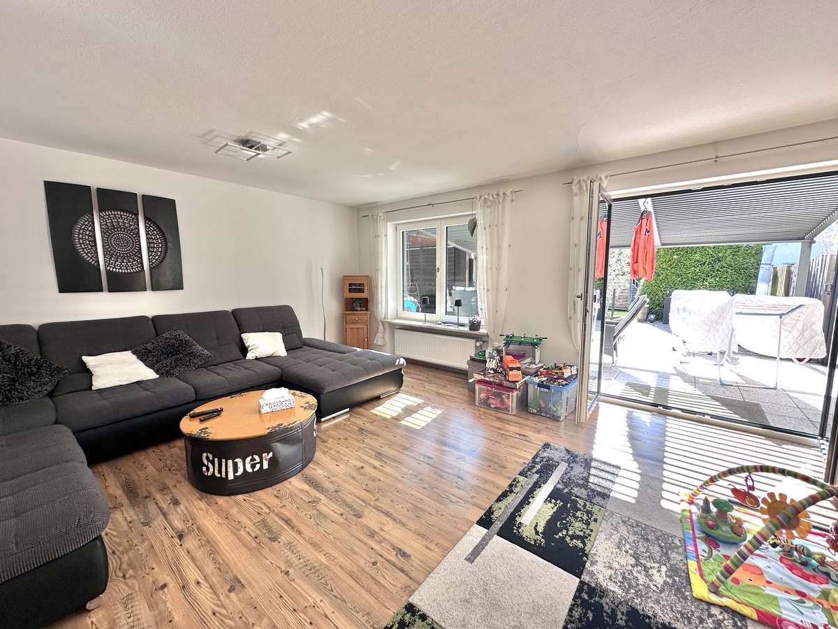 TOP renovierte DHH mit 6 Zi. + Hobbyraum, Südwestbalkon und Traumgarten in USH /Nh. S1