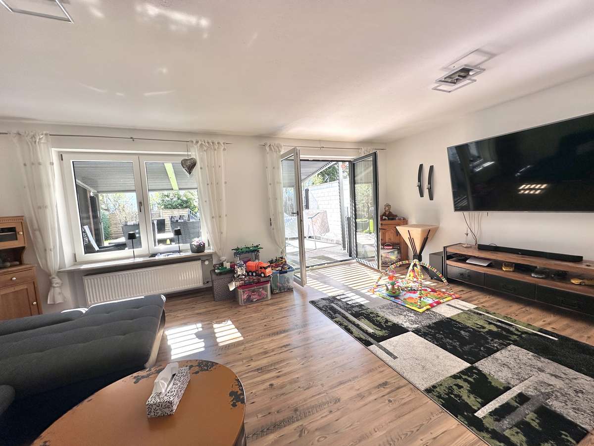 TOP renovierte DHH mit 6 Zi. + Hobbyraum, Südwestbalkon und Traumgarten in USH /Nh. S1