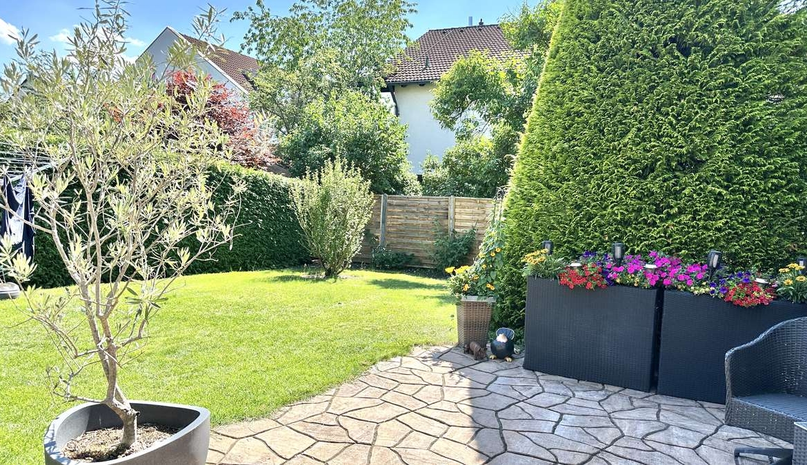 TOP renovierte DHH mit 6 Zi. + Hobbyraum, Südwestbalkon und Traumgarten in USH /Nh. S1
