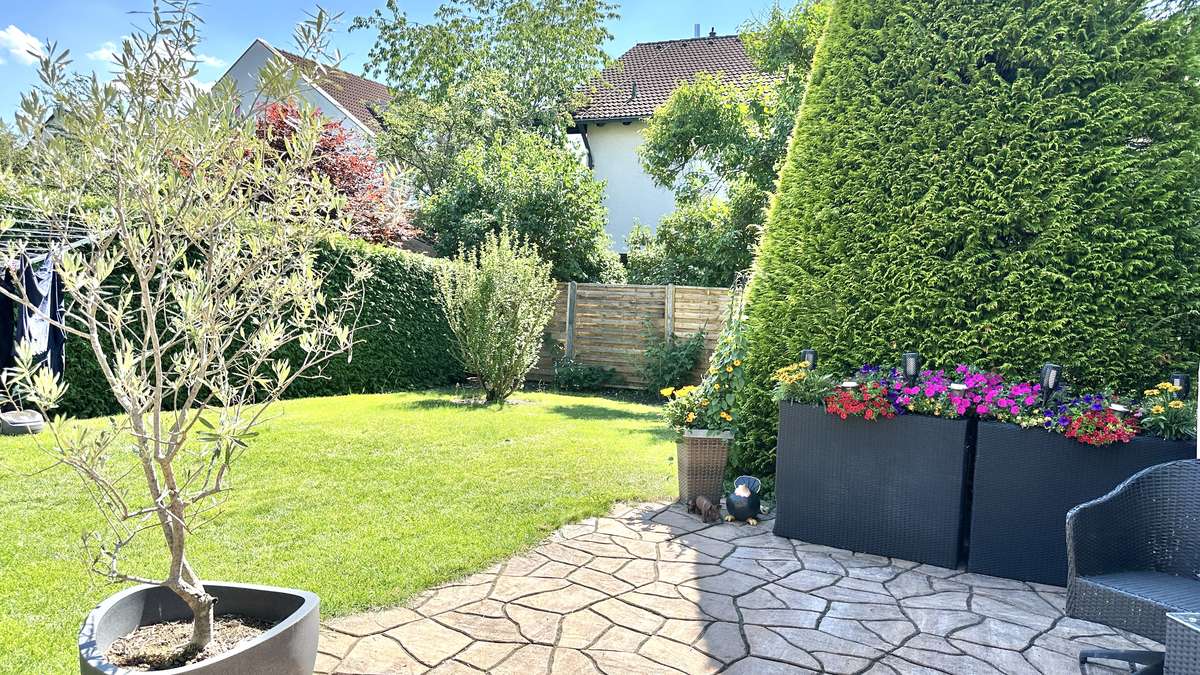 TOP renovierte DHH mit 6 Zi. + Hobbyraum, Südwestbalkon und Traumgarten in USH /Nh. S1