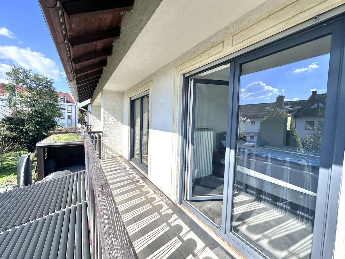 TOP renovierte DHH mit 6 Zi. + Hobbyraum, Südwestbalkon und Traumgarten in USH /Nh. S1