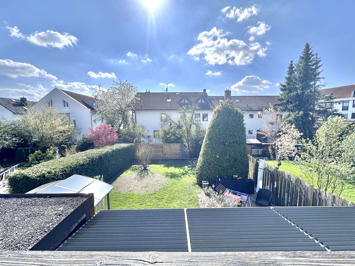 TOP renovierte DHH mit 6 Zi. + Hobbyraum, Südwestbalkon und Traumgarten in USH /Nh. S1