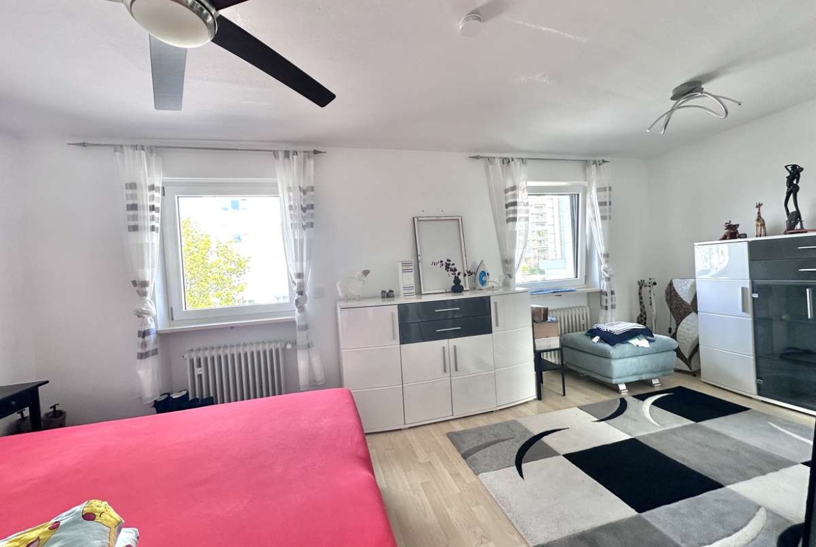 TOP renovierte DHH mit 6 Zi. + Hobbyraum, Südwestbalkon und Traumgarten in USH /Nh. S1