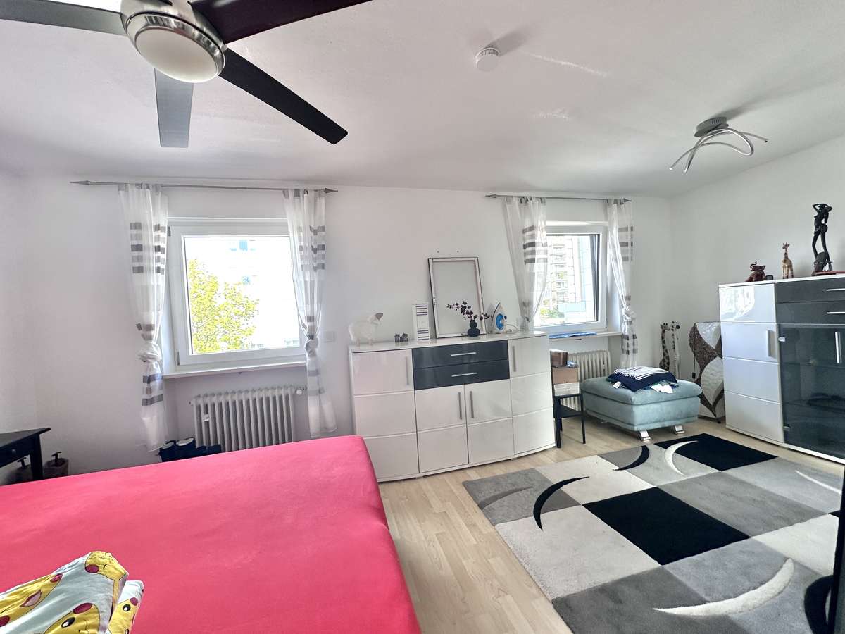 TOP renovierte DHH mit 6 Zi. + Hobbyraum, Südwestbalkon und Traumgarten in USH /Nh. S1
