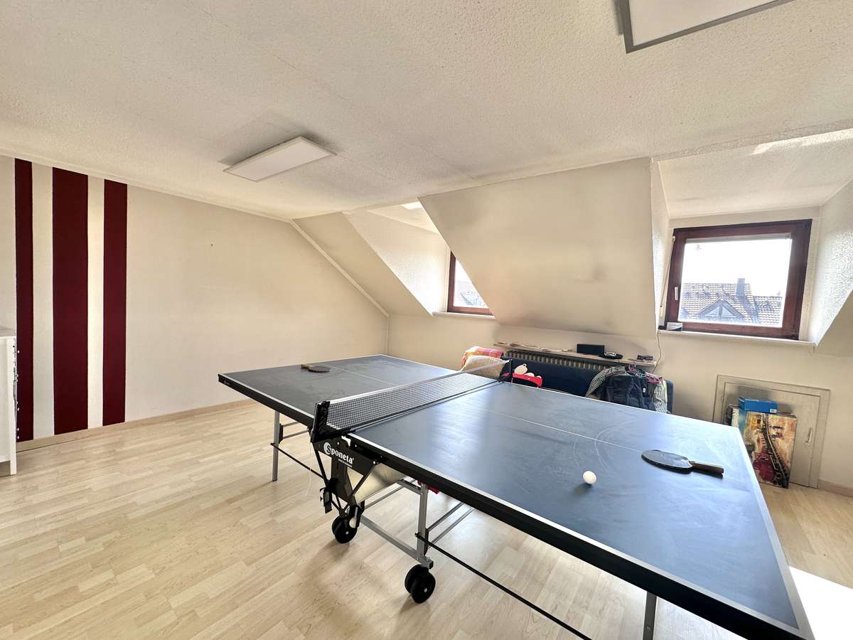 TOP renovierte DHH mit 6 Zi. + Hobbyraum, Südwestbalkon und Traumgarten in USH /Nh. S1