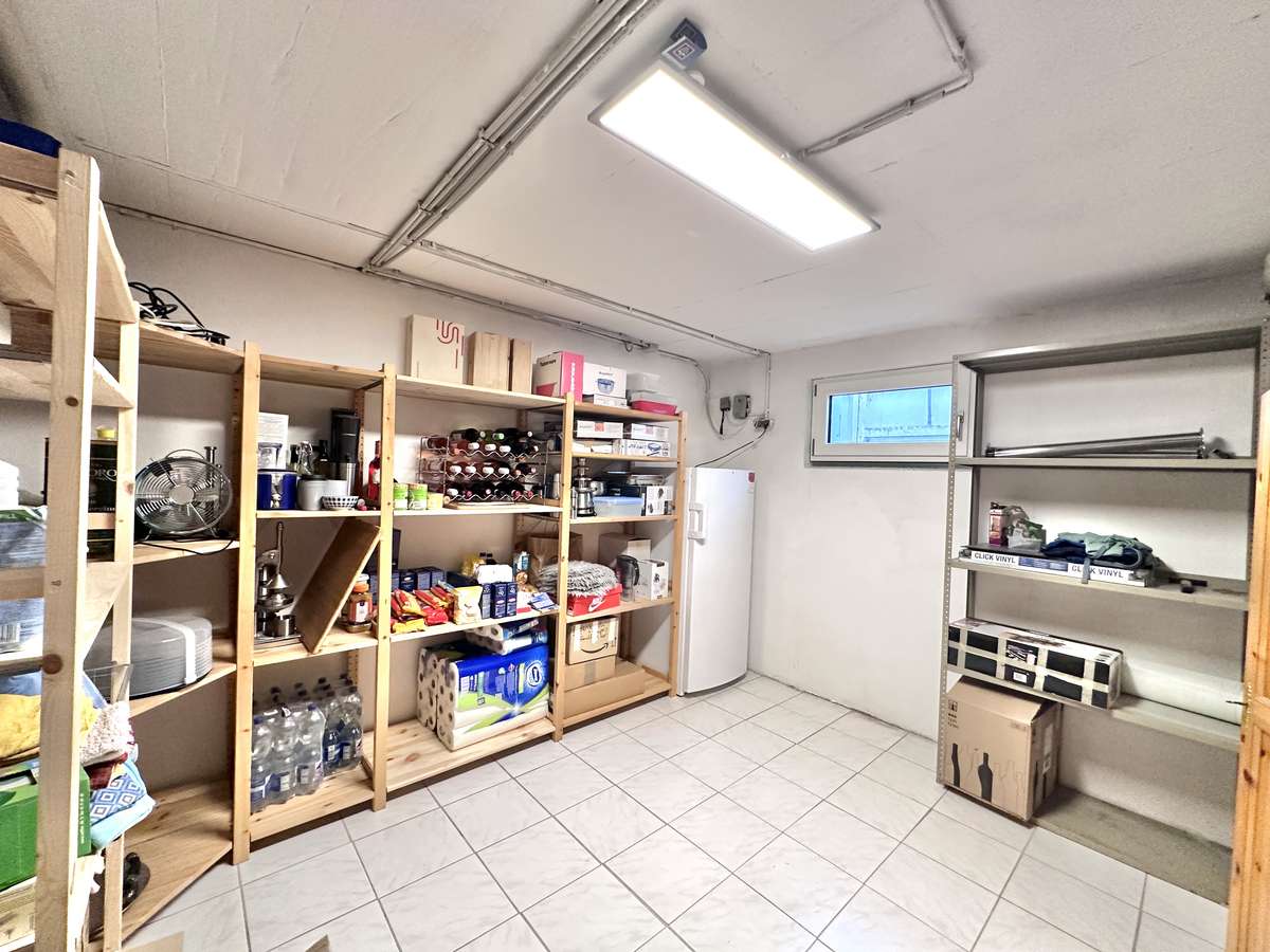 TOP renovierte DHH mit 6 Zi. + Hobbyraum, Südwestbalkon und Traumgarten in USH /Nh. S1