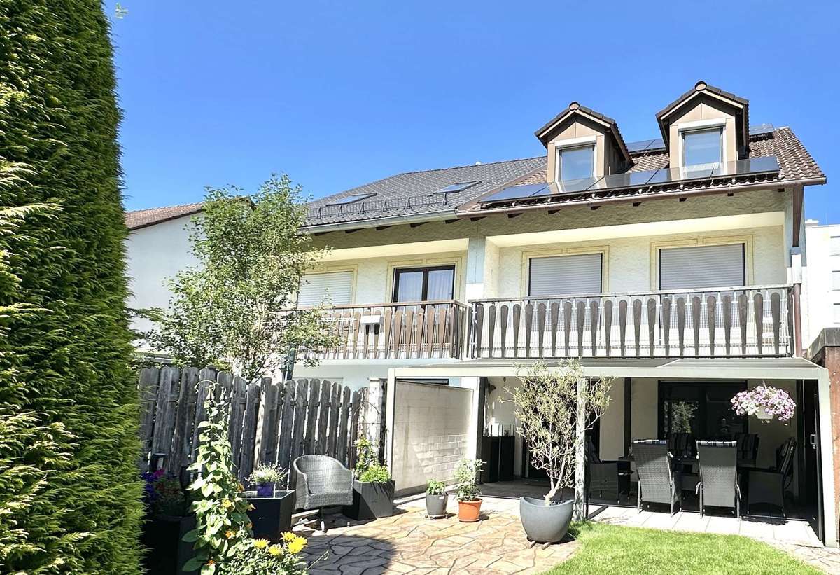 TOP renovierte DHH mit 6 Zi. + Hobbyraum, Südwestbalkon und Traumgarten in USH /Nh. S1