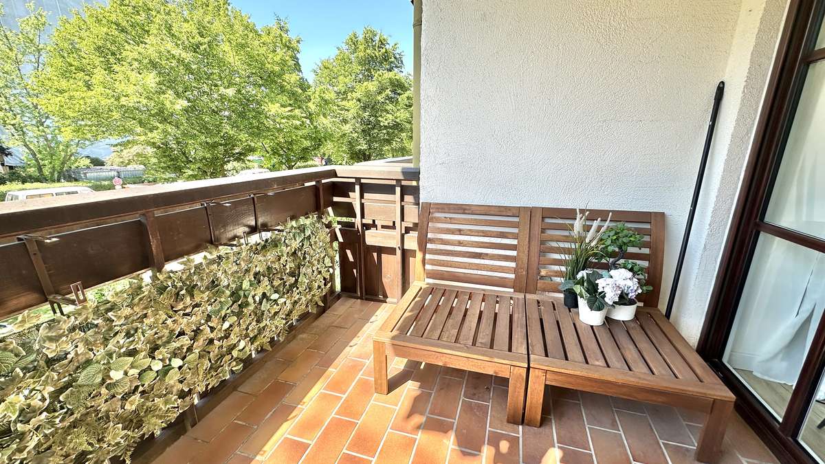 Koffer packen – Einziehen und WOHLFÜHLEN – renovierte 2 Zi Whg.mit 2 Balkonen und EBK
