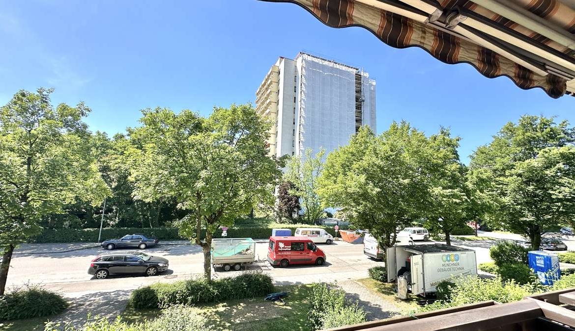 Koffer packen – Einziehen und WOHLFÜHLEN – renovierte 2 Zi Whg.mit 2 Balkonen und EBK