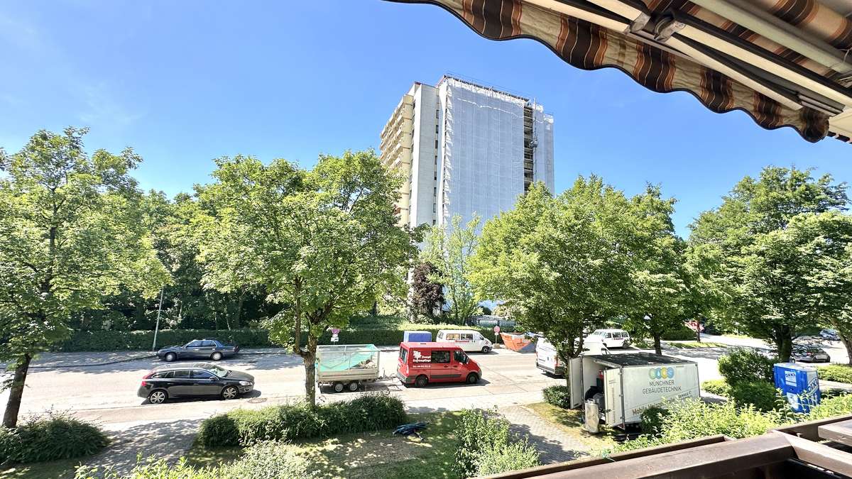 Koffer packen – Einziehen und WOHLFÜHLEN – renovierte 2 Zi Whg.mit 2 Balkonen und EBK