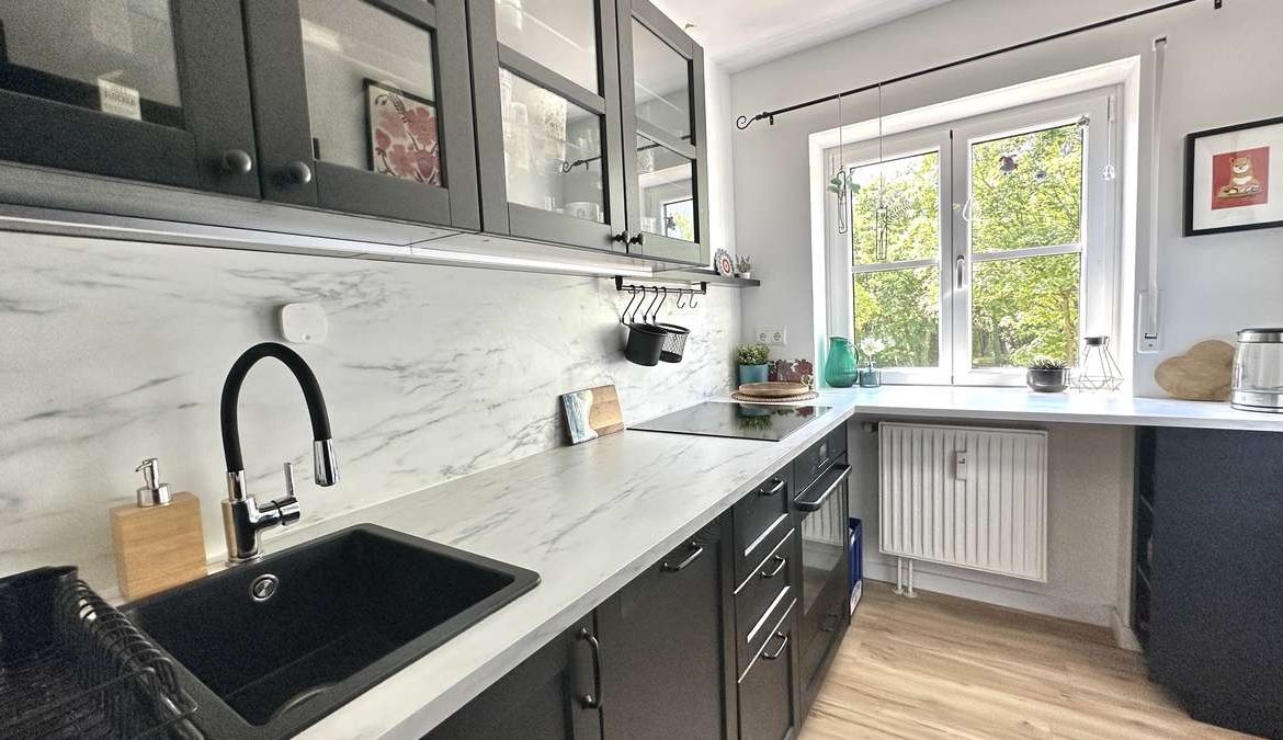 Koffer packen – Einziehen und WOHLFÜHLEN – renovierte 2 Zi Whg.mit 2 Balkonen und EBK