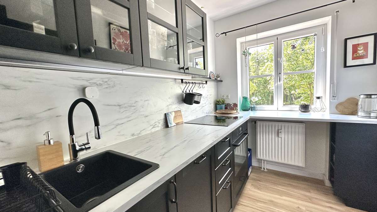 Koffer packen – Einziehen und WOHLFÜHLEN – renovierte 2 Zi Whg.mit 2 Balkonen und EBK