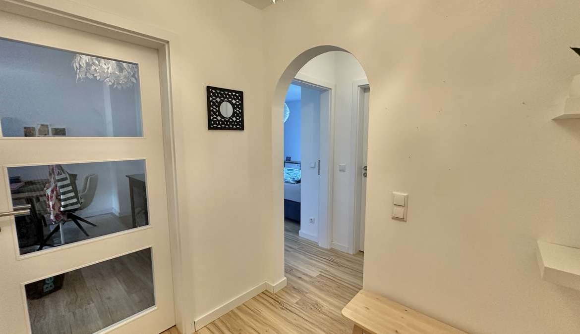 Koffer packen – Einziehen und WOHLFÜHLEN – renovierte 2 Zi Whg.mit 2 Balkonen und EBK