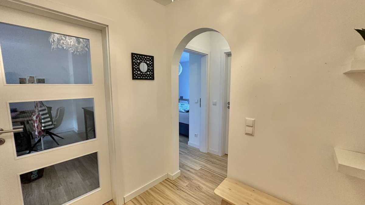 Koffer packen – Einziehen und WOHLFÜHLEN – renovierte 2 Zi Whg.mit 2 Balkonen und EBK