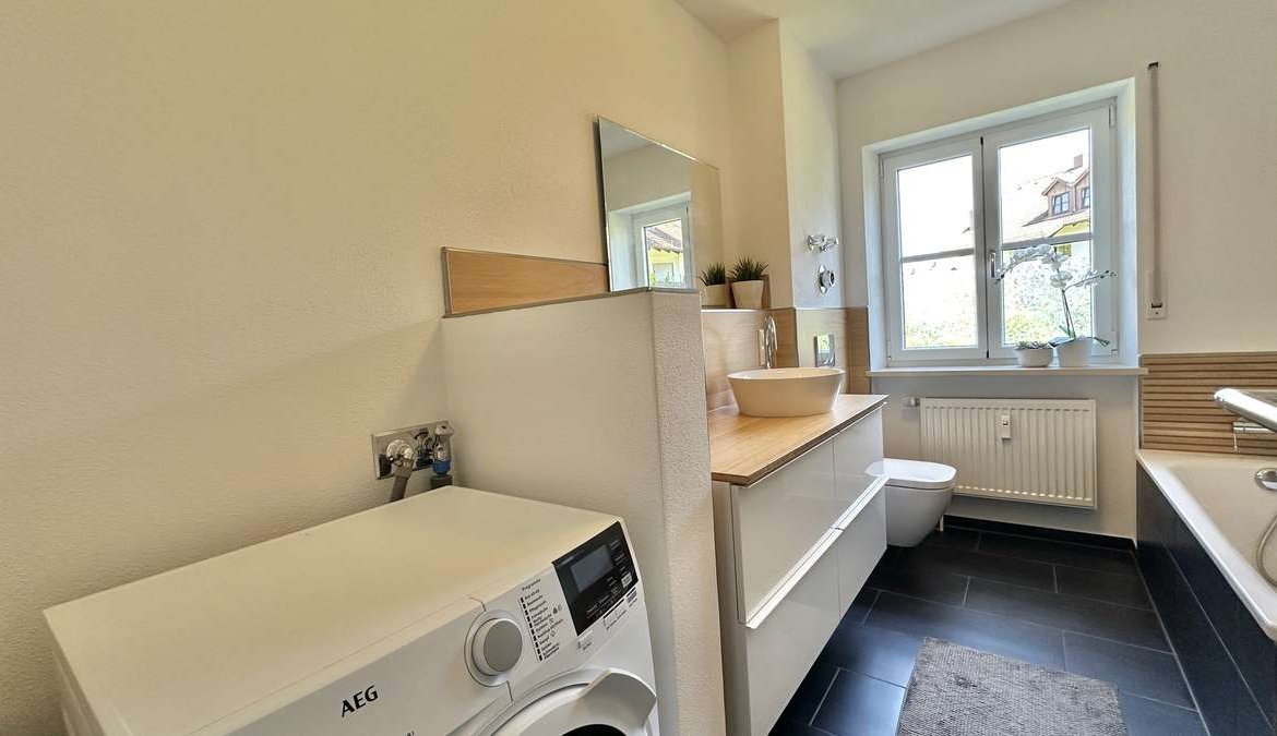 Koffer packen – Einziehen und WOHLFÜHLEN – renovierte 2 Zi Whg.mit 2 Balkonen und EBK