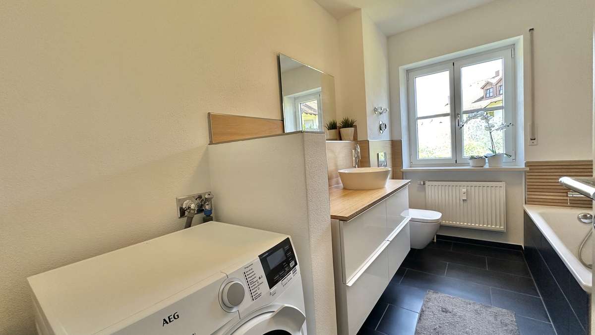 Koffer packen – Einziehen und WOHLFÜHLEN – renovierte 2 Zi Whg.mit 2 Balkonen und EBK