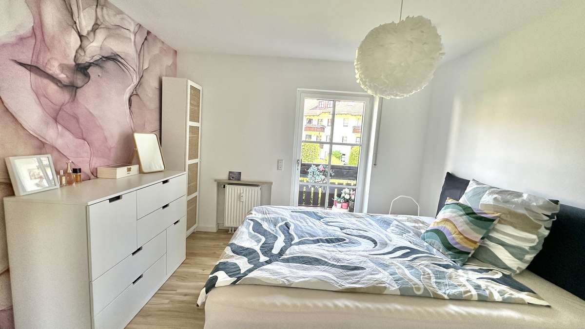 Koffer packen – Einziehen und WOHLFÜHLEN – renovierte 2 Zi Whg.mit 2 Balkonen und EBK