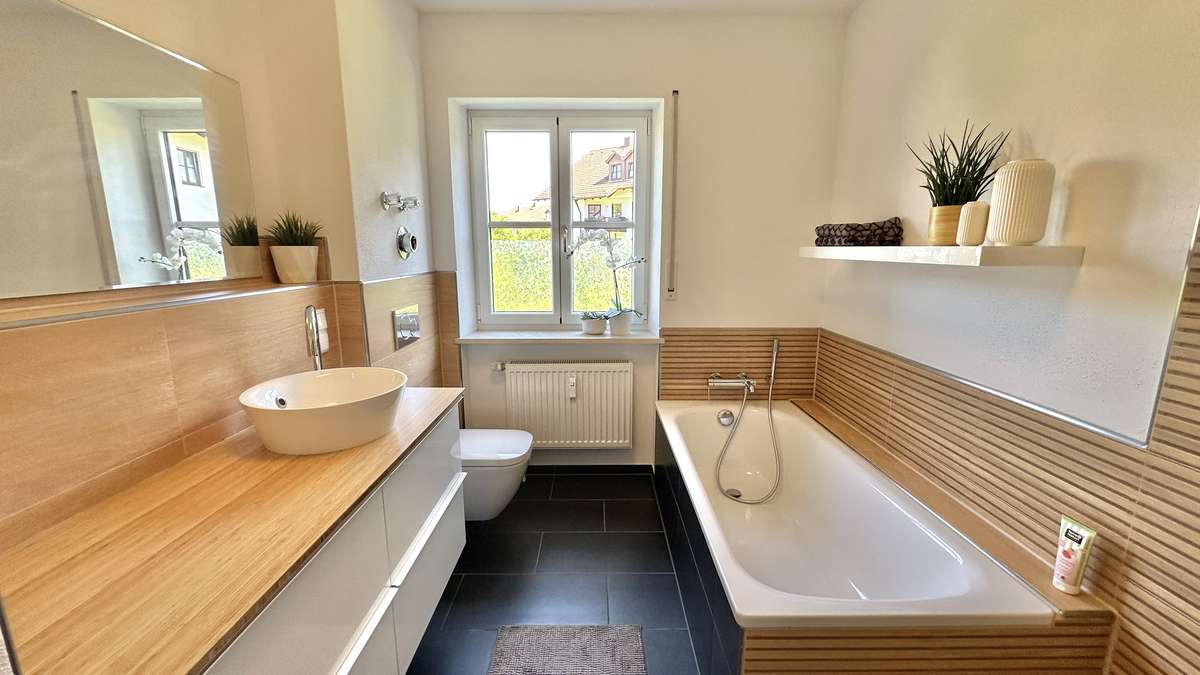 Koffer packen – Einziehen und WOHLFÜHLEN – renovierte 2 Zi Whg.mit 2 Balkonen und EBK