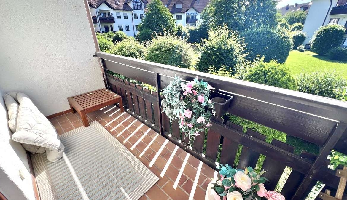 Koffer packen – Einziehen und WOHLFÜHLEN – renovierte 2 Zi Whg.mit 2 Balkonen und EBK