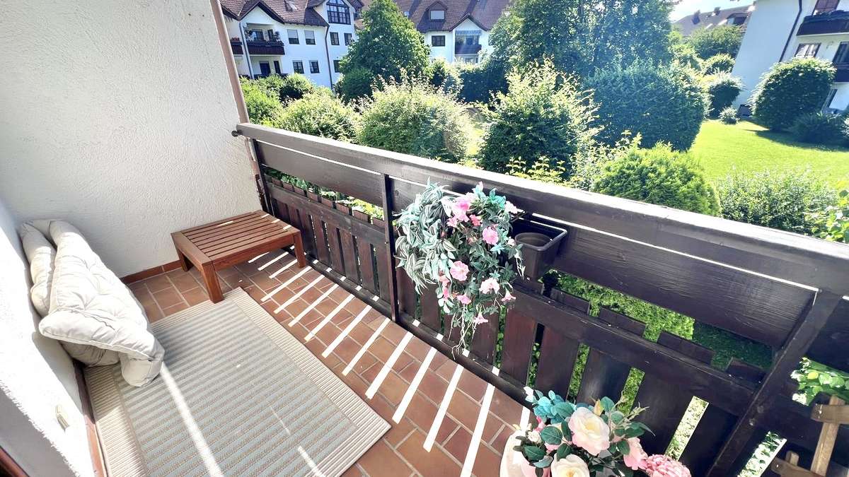 Koffer packen – Einziehen und WOHLFÜHLEN – renovierte 2 Zi Whg.mit 2 Balkonen und EBK