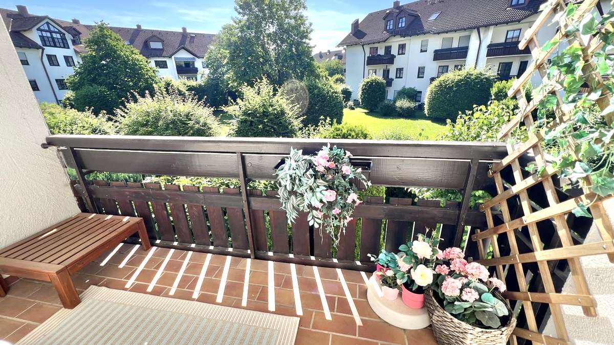 Koffer packen – Einziehen und WOHLFÜHLEN – renovierte 2 Zi Whg.mit 2 Balkonen und EBK