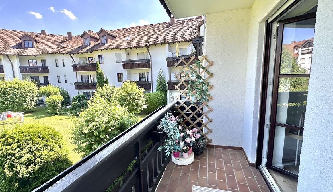 Koffer packen – Einziehen und WOHLFÜHLEN – renovierte 2 Zi Whg.mit 2 Balkonen und EBK