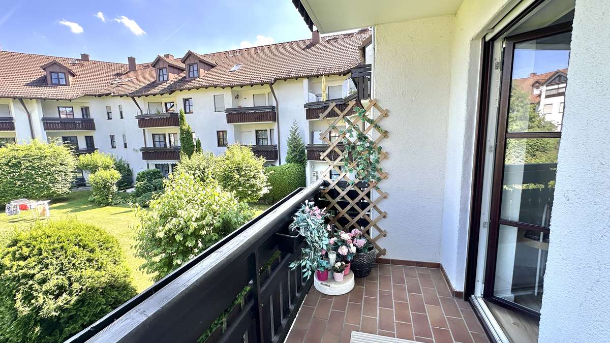 Koffer packen – Einziehen und WOHLFÜHLEN – renovierte 2 Zi Whg.mit 2 Balkonen und EBK