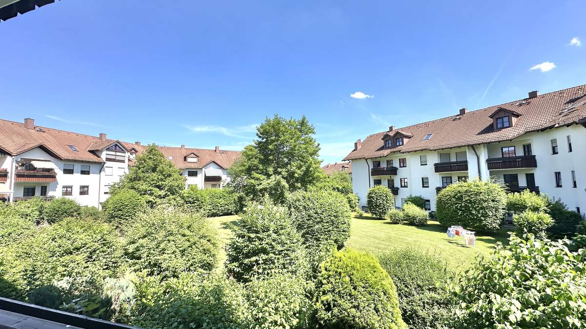 Koffer packen – Einziehen und WOHLFÜHLEN – renovierte 2 Zi Whg.mit 2 Balkonen und EBK