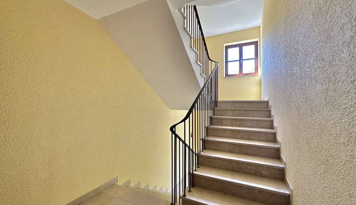 Koffer packen – Einziehen und WOHLFÜHLEN – renovierte 2 Zi Whg.mit 2 Balkonen und EBK