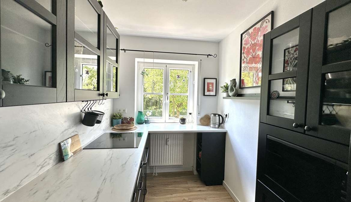 Koffer packen – Einziehen und WOHLFÜHLEN – renovierte 2 Zi Whg.mit 2 Balkonen und EBK