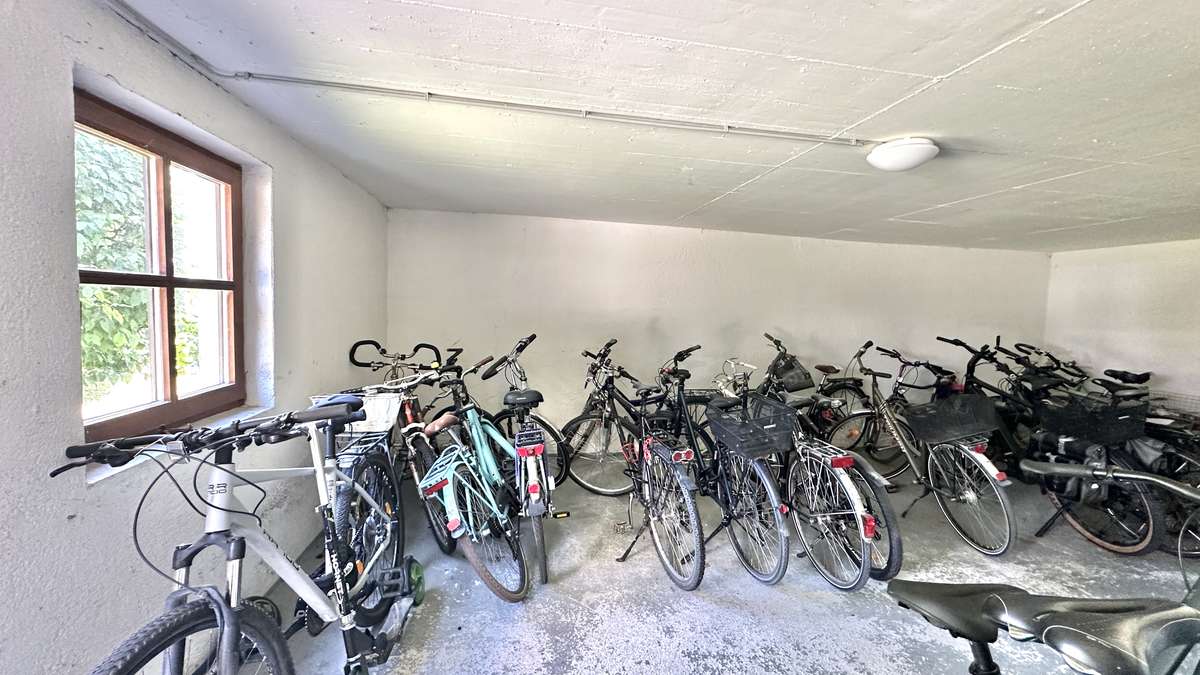 Koffer packen – Einziehen und WOHLFÜHLEN – renovierte 2 Zi Whg.mit 2 Balkonen und EBK