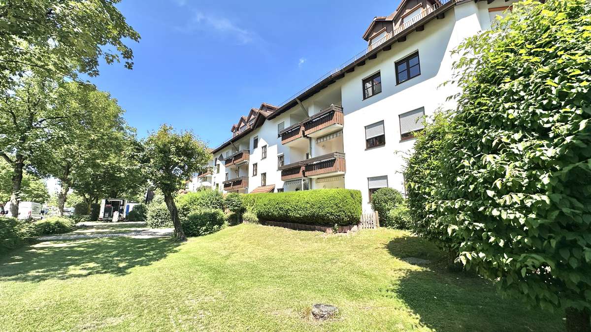 Koffer packen – Einziehen und WOHLFÜHLEN – renovierte 2 Zi Whg.mit 2 Balkonen und EBK